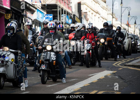 Brighton, UK. 10. September, 2017. Ace Cafe Reunion 2017 Brighton Burn-Up, tausende Biker herab auf die Stadt Brighton, konvergierende auf Madeira Drive für den jährlichen Motorrad Rallye. Auf der Queen's Road, Brighton ihren Weg bis hinunter zur Küste. Kredit Terry Applin/Alamy leben Nachrichten Stockfoto