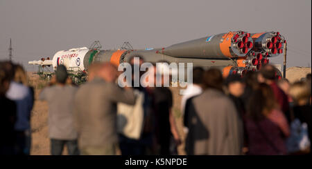 Die russische Sojus-Rakete und Sojus MS-06 Raumfahrzeuge sind mit dem Zug zum Kosmodrom Baikonur Startrampe in der Vorbereitung für die NASA ISS Expedition 53 Mission vom 10. September 2017 in Baikonur, Kasachstan gerollt. Internationale Raumstation ISS Expedition 53 Crew amerikanische Astronaut Mark Vande Hei der NASA, Sojus Kommandant Alexander Misurkin von Roskosmos, und amerikanische Astronaut Joe Acaba der NASA an Bord der Rakete am 13. September starten. Stockfoto