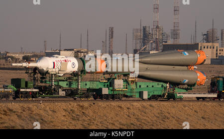 Die russische Sojus-Rakete und Sojus MS-06 Raumfahrzeuge sind mit dem Zug zum Kosmodrom Baikonur Startrampe in der Vorbereitung für die NASA ISS Expedition 53 Mission vom 10. September 2017 in Baikonur, Kasachstan gerollt. Internationale Raumstation ISS Expedition 53 Crew amerikanische Astronaut Mark Vande Hei der NASA, Sojus Kommandant Alexander Misurkin von Roskosmos, und amerikanische Astronaut Joe Acaba der NASA an Bord der Rakete am 13. September starten. Stockfoto