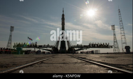 Die russische Sojus-Rakete und Sojus MS-06 Satelliten befinden sich auf der Startrampe in der Vorbereitung für die NASA ISS Expedition 53 Mission im Kosmodrom Baikonur 10. September in Baikonur, Kasachstan 2017 positioniert. Internationale Raumstation ISS Expedition 53 Crew amerikanische Astronaut Mark Vande Hei der NASA, Sojus Kommandant Alexander Misurkin von Roskosmos, und amerikanische Astronaut Joe Acaba der NASA an Bord der Rakete am 13. September starten. Stockfoto