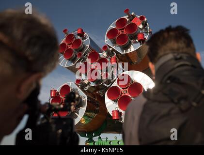 Die russische Sojus-Rakete und Sojus MS-06 Raumfahrzeuge sind mit dem Zug zum Kosmodrom Baikonur Startrampe in der Vorbereitung für die NASA ISS Expedition 53 Mission vom 10. September 2017 in Baikonur, Kasachstan gerollt. Internationale Raumstation ISS Expedition 53 Crew amerikanische Astronaut Mark Vande Hei der NASA, Sojus Kommandant Alexander Misurkin von Roskosmos, und amerikanische Astronaut Joe Acaba der NASA an Bord der Rakete am 13. September starten. Stockfoto