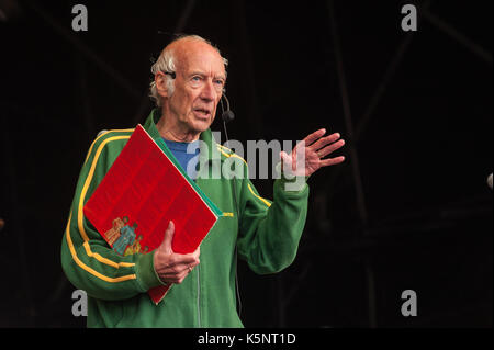 Roger McGough stellt das Royal Liverpool Philharmonic Orchestra und das Bootleg Beatles play Festival Nr. 6 Main Stage 50. Jahrestag von Sergeant Peppers Lonely Hearts Club Band Album und der "Sommer der Liebe" 10. September 2017, Portmeirion, Wales zu feiern, Großbritannien Stockfoto