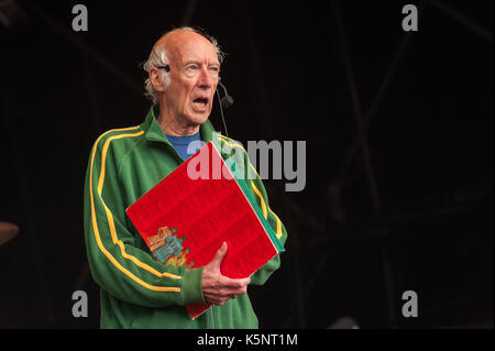 Roger McGough stellt das Royal Liverpool Philharmonic Orchestra und das Bootleg Beatles play Festival Nr. 6 Main Stage 50. Jahrestag von Sergeant Peppers Lonely Hearts Club Band Album und der "Sommer der Liebe" 10. September 2017, Portmeirion, Wales zu feiern, Großbritannien Stockfoto