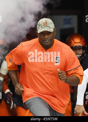 September 9, 2017: Syracuse Head Coach Dino Babers ist der Bereich vor dem mittleren Tennessee besiegen Syracuse University 30-23 an der Carrier Dome in Syracuse, NY. Foto von Alan Schwartz/Cal Sport Media Stockfoto