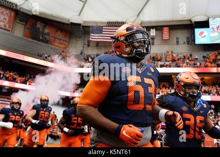 September 9, 2017: Syrakus Offensive Lineman Evan Adams #63 nimmt das Feld vor der Middle Tennessee besiegen Syracuse University 30-23 an der Carrier Dome in Syracuse, NY. Foto von Alan Schwartz/Cal Sport Media Stockfoto