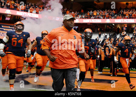 September 9, 2017: Syracuse Head Coach Dino Babers ist der Bereich vor dem mittleren Tennessee besiegen Syracuse University 30-23 an der Carrier Dome in Syracuse, NY. Foto von Alan Schwartz/Cal Sport Media Stockfoto