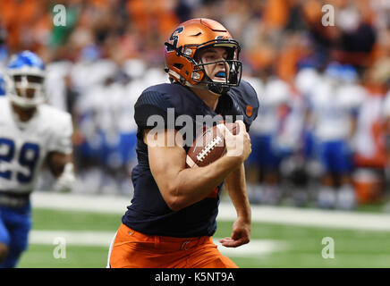 September 9, 2017: Syrakus Quarterback Eric Dungey #2 ist der Ball in der End Zone, wie mittleres Tennessee besiegte Syracuse University 30-23 an der Carrier Dome in Syracuse, NY. Foto von Alan Schwartz/Cal Sport Media Stockfoto