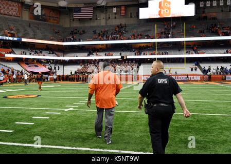 September 9, 2017: Syracuse Head Coach Dino Babers Wanderungen aus dem Feld folgenden Middle Tennessee besiegen Syracuse University 30-23 an der Carrier Dome in Syracuse, NY. Foto von Alan Schwartz/Cal Sport Media Stockfoto