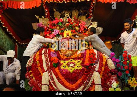 Kathmandu, Nepal. 10 Sep, 2017. Die Menschen beten zu Aakash Bhairav während der Indrajatra Festival in Kathmandu, Nepal, Sept. 10, 2017. Credit: Sunil Sharma/Xinhua/Alamy leben Nachrichten Stockfoto