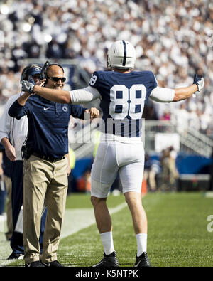 University Park, Pennsylvania, USA. 9 Sep, 2017. September 09, 2017: Penn State Nittany Lions festes Ende Mike Gesicki (88) feiert einen Touchdown mit Penn State Nittany Lions Head Coach James Franklin während der NCAA Football Spiel zwischen den Pittsburgh Panthers und der Penn State Nittany Lions im Beaver Stadium in University Park, Pennsylvania. Credit: Scott Taetsch/ZUMA Draht/Alamy leben Nachrichten Stockfoto