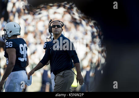 University Park, Pennsylvania, USA. 9 Sep, 2017. September 09, 2017: Penn State Nittany Lions Head Coach James Franklin schaut auf, nachdem seine Mannschaft zählt einen Touchdown während der NCAA Football Spiel zwischen den Pittsburgh Panthers und der Penn State Nittany Lions im Beaver Stadium in University Park, Pennsylvania. Credit: Scott Taetsch/ZUMA Draht/Alamy leben Nachrichten Stockfoto