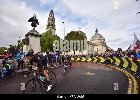 Cardiff, Großbritannien. 10 Sep, 2017. Die Ovo Energy Tour von Großbritannien Stadium 8 von Worcester Ende in Cardiff für eine 3 runde Straßenkurs. Gearing Thomas von Team Sky Befugnisse Vergangenheit Rathaus in seiner Heimatstadt. Der Gewinn in einem Sprint durch Edvald Boasson Hagen und die Gesamtsieger der Radrennen wurde Lars Boom. Foto: Ian Homer/Alamy leben Nachrichten Stockfoto