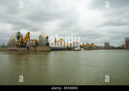 London, Großbritannien. 10. September, 2017. Thames Barrier für die jährliche Prüfung angehoben. Credit: JOHNNY ARMSTEAD/Alamy leben Nachrichten Stockfoto