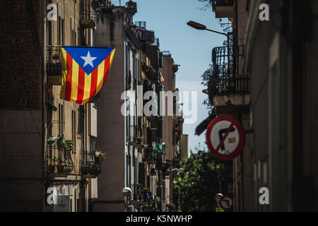 Barcelona, Spanien. 10. September 2017: Ein "Estelada" (Unabhängigkeit) Flagge hängt an einem Balkon am Vorabend des nationalen Katalonien's Day, 'La iada', 20 Tage vor einer geplanten Referendum über die Abspaltung von Spanien Quelle: Matthias Oesterle/Alamy leben Nachrichten Stockfoto
