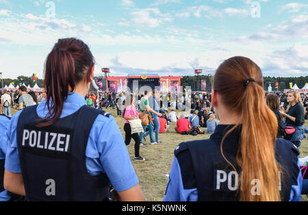 Hoppegarten, Deutschland. 10 Sep, 2017. Polizei Uhren die Masse an der Pferderennbahn Hoppegarten in Hoppegarten, Deutschland, 10. September 2017. Das Festival findet am 9. und 10. September 2017. Foto: Jens Kalaene/dpa-Zentralbild/dpa/Alamy leben Nachrichten Stockfoto