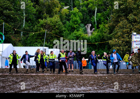 Lulworth, Dorset, Großbritannien. 10. September 2017. bestival 2017, 10. September 2017. Die Sanitäter tanzen im Schlamm nach bestival Arena für eine Stunde wegen starkem Wind geschlossen. Credit: Michael Palmer/alamy leben Nachrichten Stockfoto