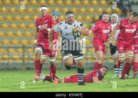 Parma, Italien. 9. September 2017. Zebre's n° 8 Dereck Minnie läuft mit dem Ball im Spiel gegen den Scarlets in Guinness PRO 14 Rugby Meisterschaft. Massimiliano Carnabuci/Alamy leben Nachrichten Stockfoto