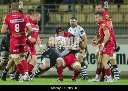 Parma, Italien. 9. September 2017. Die zebre hooker Oliviero Fabiani versucht, den Ball gegen Scarlets' Verteidigung in Guinness PRO 14 Rugby Meisterschaft zu halten. Massimiliano Carnabuci/Alamy leben Nachrichten Stockfoto