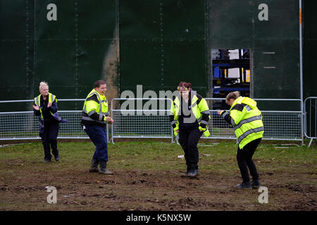 Lulworth, Dorset, Großbritannien. 10. September 2017. bestival 2017, 10. September 2017. Die Sanitäter tanzen im Schlamm nach bestival Arena für eine Stunde wegen starkem Wind geschlossen. Credit: Michael Palmer/alamy leben Nachrichten Stockfoto