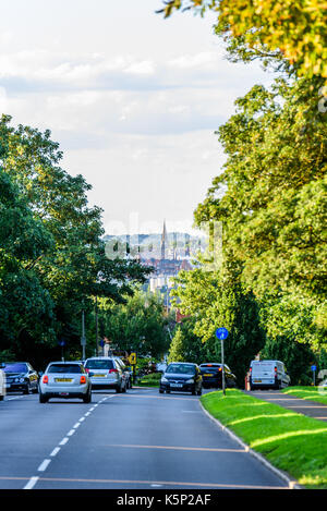 Northampton Großbritannien - 15.August 2017: bewölkten Tag Stadtbild Blick von Northampton Großbritannien mit Straße im Vordergrund. Stockfoto