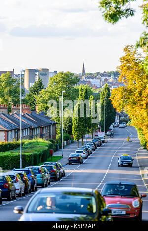 Northampton Großbritannien - 15.August 2017: bewölkten Tag Stadtbild Blick von Northampton Großbritannien mit Straße im Vordergrund. Stockfoto