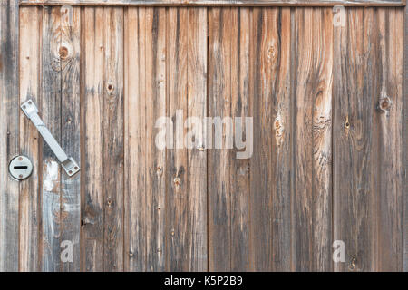 Im Stil einer rustikalen aus alten vertikalen Holz- Unlackierten Bretter Hintergrund mit dem Griff Stockfoto