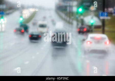 Fahrzeuge, die in die nassen rutschigen Straße während der Regen. Durch auto Windschutzscheibe suchen. Stockfoto