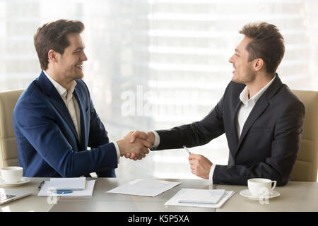 Zwei Geschäftsleute handshaking nach guten Verhandlungen Stockfoto