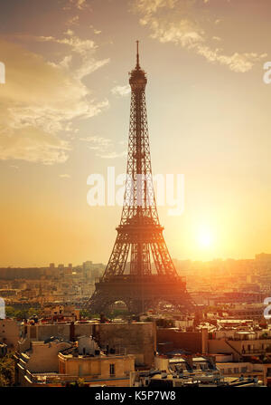 Pariser Stadtbild, mit Blick auf den Eiffelturm bei Sonnenuntergang, Frankreich Stockfoto