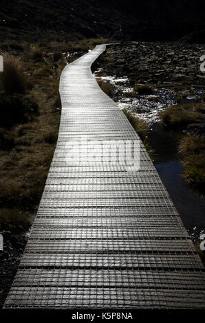 Promenade in der Mangatepopo Valley, Tongariro Crossing, Tongariro National Park, North Island, Neuseeland Stockfoto