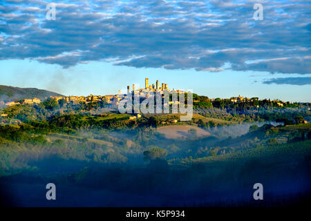 Die Skyline von San Gimignano, auf einem Hügel, ist das aus dem Morgennebel Stockfoto