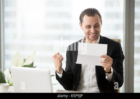 Happy Geschäftsmann feiert guten Business News in lassen Stockfoto