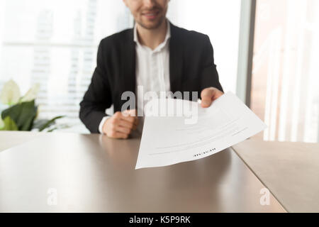 Lächelnd Bewerber Übergabe an Recruiter während in fortsetzen Stockfoto