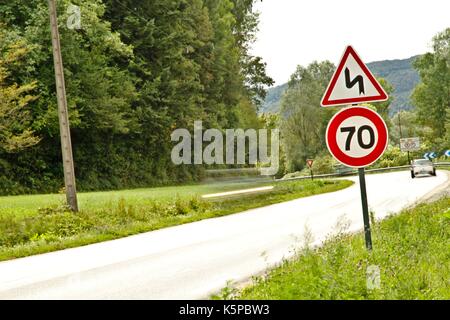 Geschwindigkeitsbegrenzung für Autos, LKWs, Kraftfahrzeuge, Autoverkehr, mit einem Schild, das eine Höchstgeschwindigkeit von 70 Kilometern auf einem nationalen in Frankreich Stockfoto