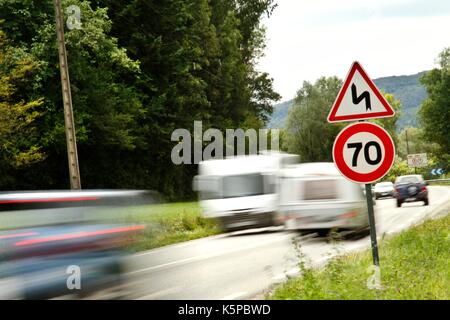 Geschwindigkeitsbegrenzung für Autos, LKWs, Kraftfahrzeuge, Autoverkehr, mit einem Schild, das eine Höchstgeschwindigkeit von 70 Kilometern auf einem nationalen in Frankreich Stockfoto