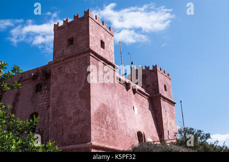 Die hl. Agatha's Tower, auch bekannt als der Rote Turm ist ein großer geschützten Wachturm in Mellieħa, Malta. Es wurde zwischen 1647 und 1649 gebaut. Stockfoto