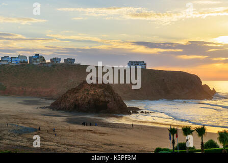 Blick auf den Strand von Sidi Mohammed Ben Abdellah bei Sonnenuntergang. Marokko Stockfoto