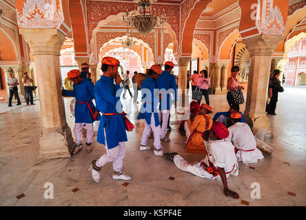 Jaipur, Indien - Mar 7,2012. Leute an der alten Festung in Jaipur, Indien. Jaipur ist die Hauptstadt und größte Stadt (im Sinne von Größe) des indischen Bundesstaates Stockfoto