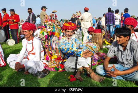 Pushkar, Indien - Mar 7, 2012. Volkstanz während ein traditionelles Fest in Pushkar, Indien. Pushkar ist eine Stadt in der ajmer District im indischen Staat Stockfoto