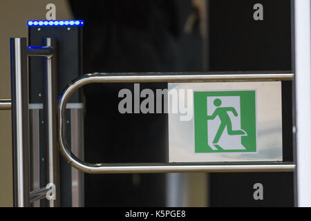 Anmelden - Ausfahrt, grün Notausstieg am Drehkreuz Stockfoto