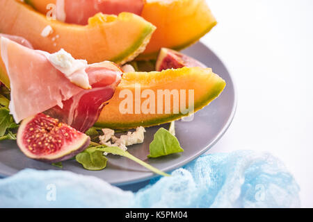 Reif süß Melone mit Schinken und Rucola Stockfoto