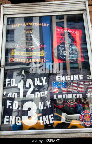 FDNY Engine 12 T-Shirts Anzeige in New York City - USA Stockfoto