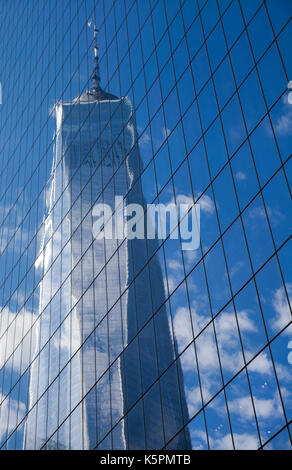 Das One World Trade Center Reflexion vor Ort der Twin Towers in New York - USA Stockfoto