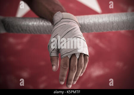 Nahaufnahme der Hand der Boxer lehnte sich auf Seile auf ein boxring. Stockfoto
