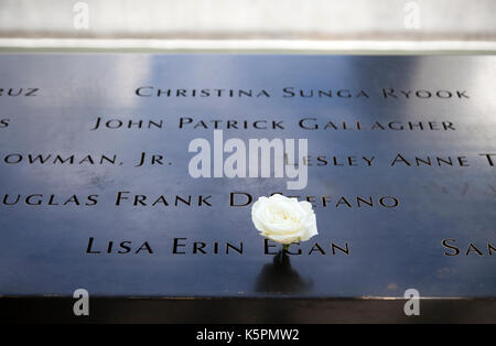 9/11 Memorial Name Plakette mit Rose für die Opfer Geburtstag am Ground Zero in New York - USA Stockfoto