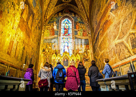 Menschen, bewundern Sie die Fresken in der Kirche Santa Maria Novella in Florenz Italien Stockfoto