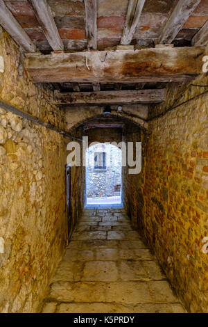 Ein kleiner Tunnel führt durch alte Häuser zwischen zwei kleinen Straßen in der mittelalterlichen Stadt Stockfoto