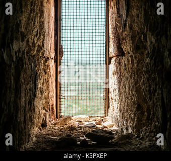 Ein unscharfes Bild der Umwelt durch einen klaustrophobischen Raum. Stockfoto