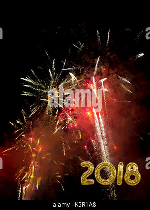 Neues Jahr 2018 mit echten Feuerwerk. Folie Stil Ballons am Ende des jahres Party! Stockfoto