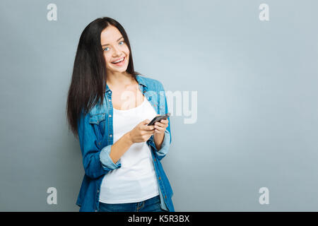 Erstaunlich Mädchen lächelnd vor der Kamera Stockfoto